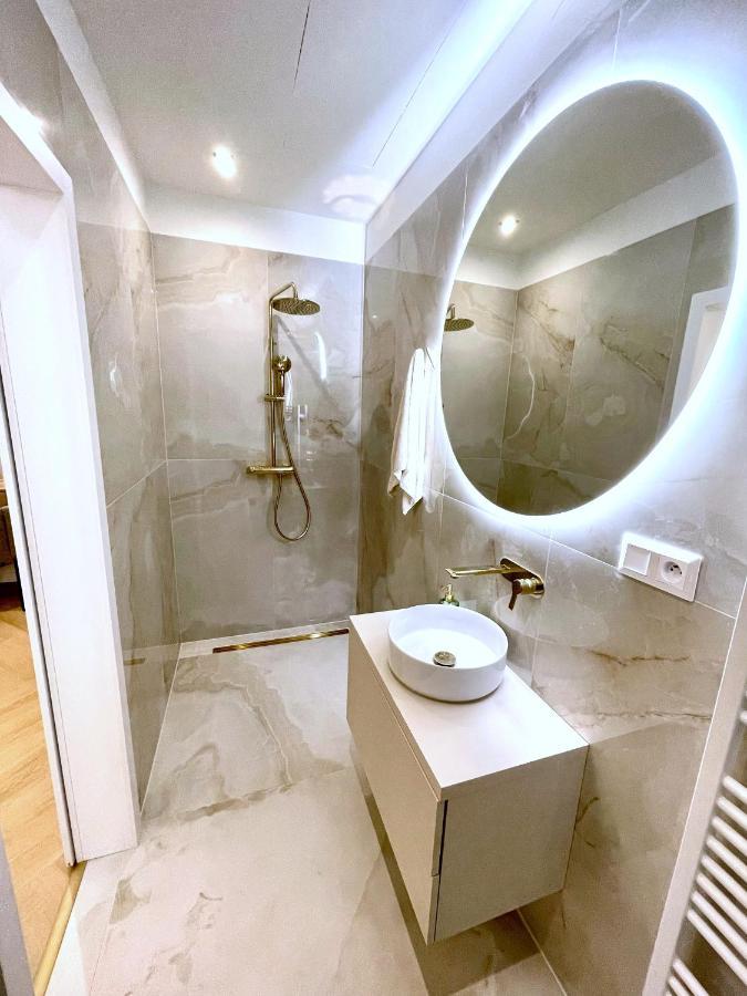 Stylish 3 Bedroom Apartment In The Hearth Of City Center With History ブラチスラヴァ エクステリア 写真
