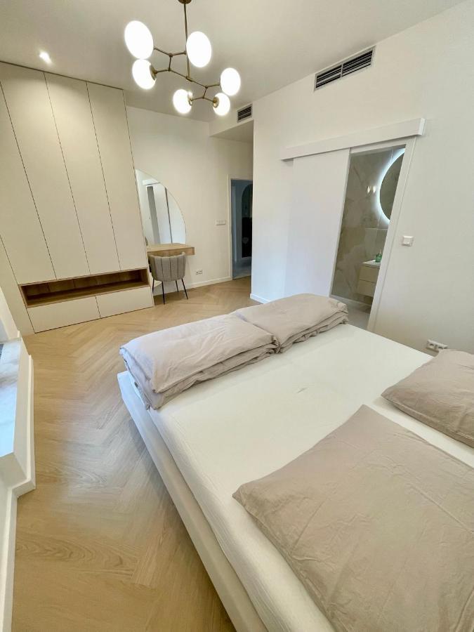 Stylish 3 Bedroom Apartment In The Hearth Of City Center With History ブラチスラヴァ エクステリア 写真